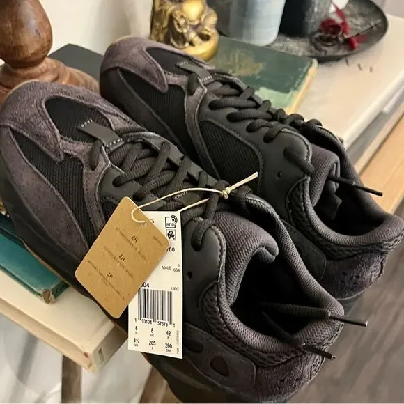NIOB Yeezy 700 Boost Utility Black 2022 reissue Men’s size 8 sneaker.